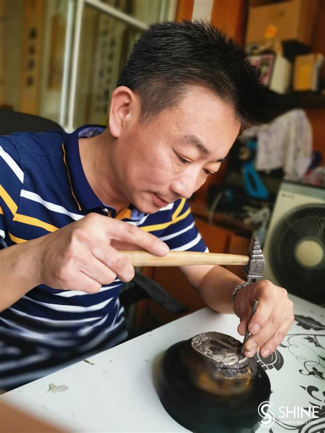 Hangzhou artisan still hammering away at ancient metal trade
