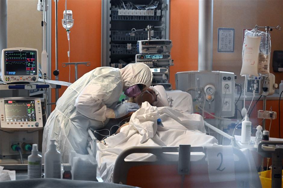 Heroic medical staff on front line of global epidemic battle