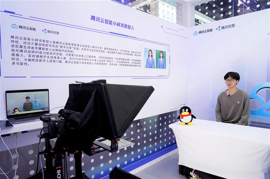 Cutting-edge gadgets showcased at WAIC in Shanghai