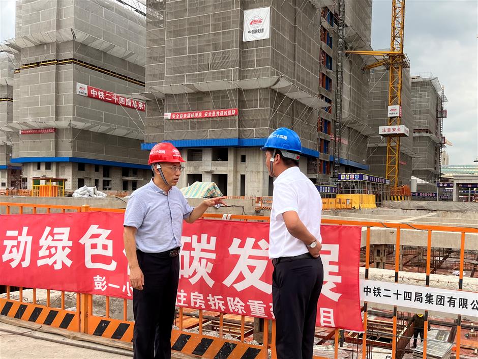 Party Working Committee secretary guides renovation, aids elderly