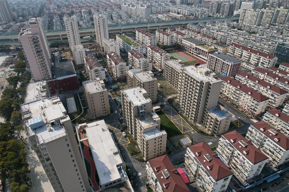 Party Working Committee secretary guides renovation, aids elderly