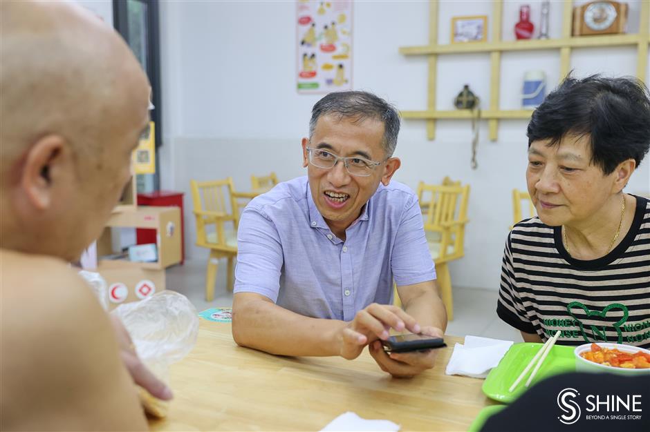 Party Working Committee secretary guides renovation, aids elderly