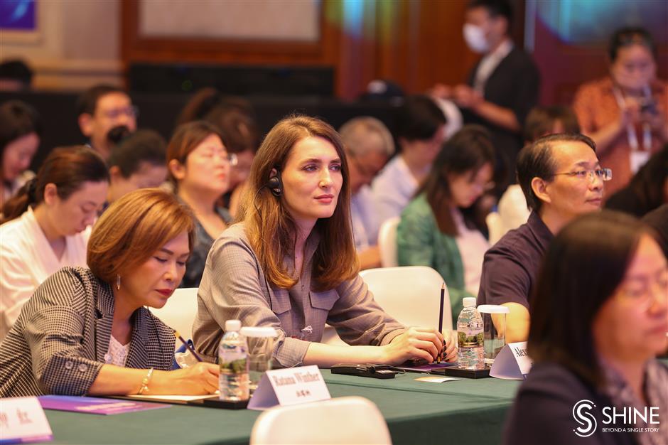 Number of female researchers in city close to global level